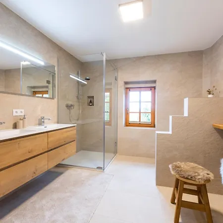 Mit Sauna! Neu Renoviertes 